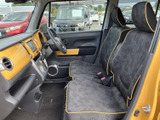 前席は座面と背もたれに柄をあしらい、黄色の縁取りが車内に明るいアクセントを加えています。窓から外を確認しやすく、運転席と助手席それぞれで前方の様子を把握できます。
