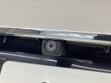 車の後方に小型カメラが付いておりバックする際の後方の様子をモニター上に表示します。
