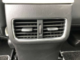 後部座席にもエアコン吹き出し口がしっかり装備されています。