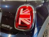 MINIのオートライトは積極的にライトをつけることにより、自車の存在を周囲に向けアピールいたします。それは安全性への配慮でもあります。