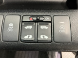 狭い所でも乗り降り楽々な両側電動スライドドアです!車がカーブの外側へ膨らんだり内側へ巻き込んだりする挙動を防止する横滑り防止装置、燃料消費量や排気ガスの量を抑えるアイドリングストップ付きです!