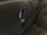 フロントシートの背もたれには便利なコンビニフックが装備されています。