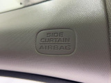 【サイド&カーテンエアバック】車両側面から強い衝撃を受けたとき、衝撃を受けた側のSRSサイドとカーテンエアバッグが瞬時に膨らみ、乗員の主に胸部と頭部にかかる衝撃を緩和するシステムです