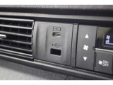 USBソケットがついていますのでコードを繋げばスマートフォンなどの充電が出来ます!