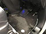 内装工程では、中古車を気持ちよくお乗りいただけるよう清掃しております。シートの洗浄はもちろん、ニオイの元となるフロアカーペットまで洗浄・消臭を実施。