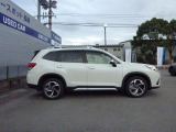 スバルの4WD(AWD)は直進安定性に優れ、日常走行から高速走行まで、さまざまなシーンで安心感に満ちた走りが愉しめます。それは悪路や泥道など左右のタイヤの路面状況が異なるシーンでも変わりません。