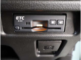 窓を開けずに料金所を通過できる今やもう必需品のETC!インパネにスッキリ装着したビルトインタイプです♪ETCカードの入れ忘れ・抜き忘れを音声やアラームで教えてくれるので、入れ忘れ・抜き忘れを防げます♪