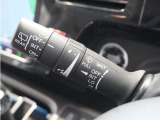 【オートライト】車外の明るさに応じて自動で点灯します。手動で点灯/消灯させることもできます。