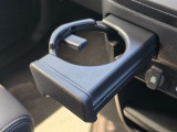 必要なときだけ引き出して使える便利なドリンクホルダー。使わないときはすっきり収納でき、車内空間をスマートに保てます。