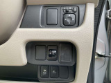 ハンドル右奥には各種設定スイッチがあります。運転者がスッと手を伸ばせば操作できので便利です。