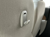 【フック】フックの用途は様々。手荷物のバッグや買い物袋、ビニール袋をぶら下げてゴミ箱にしても良いですね♪