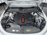 Audiはターボチャージャー付きの直噴エンジンでこちらのモデルはV6エンジンでございます。強力な出力と優れた燃費を両立させています。