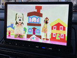 停車時に、TV視聴が可能です。お子様連れのファミリーに最適で、移動時間を有効活用できます。