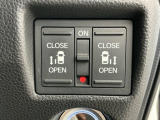 狭い所でも乗り降り楽々な両側電動スライドドアです!簡単にドアの開閉が出来る為女性やお年寄りにも優しく、荷物で手が塞がった時なども大変便利です!