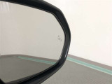 《ブラインドスポットモニター(BSM)》隣の車線を走るクルマをレーダーで探知。ドアミラーでは確認しづらい死角エリアのクルマを、ミラーについたLEDインジケーターを点滅させ、ドライバーに注意を促します。