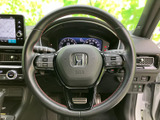 握りやすい設計で、長時間の運転でも疲れにくいステアリングです。操作性も良好で、快適なドライビングをサポートします。
