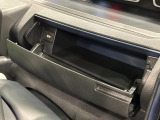 小物が収納できる運転席側インパネアッパーボックス。 ボックス内にはUSBソケットが一口。