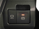 指先だけで簡単に操作が可能な電動パーキングブレーキを採用。「HOLD」スイッチを押すと、渋滞や信号待ちなどでブレーキペダルから足を離しても、ブレーキを保持するので安心です