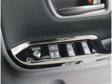【パワーウインドゥマスタースイッチ】運転席より助手席やリヤドアガラスの開閉が出来るので便利ですね!運転席以外のウインドロック機能も付いています。