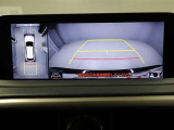 パノラミックビューモニターを装備。駐車場や交差点でクルマを真上から見るように周囲を確認できます。機能の詳細は販売店スタッフまでおたずねください。
