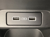 リアダクトの下には充電可能なUSB端子が2個ついています。移動中に充電もできるので便利です。