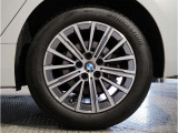 【BMWアロイホイル】軽量かつ強度に拘ったアロイホイル。走行性能ポテンシャルを引き出す設計。車の足元を引き締めてくれる大きなポイントはアロイホイルです。