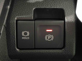 指先だけで簡単に操作が可能な電動パーキングブレーキを採用。「HOLD」スイッチを押すと、渋滞や信号待ちなどでブレーキペダルから足を離しても、ブレーキを保持するので安心です