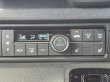 車内環境を自動でコントロールするフルオートエアコン。長距離ドライブも快適です。