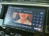デジタルテレビの画面にチャンネル番号が表示され、選局状況を確認しやすい構成です。画面上の数字から選べるほか、音響効果の項目もあり、移動中の車内で活用できます。