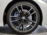 【BMWアロイホイル】軽量かつ強度に拘ったアロイホイル。走行性能ポテンシャルを引き出す設計。車の足元を引き締めてくれる大きなポイントはアロイホイルです。