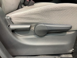 シートハイトアジャスターが付いているので運転姿勢を調整するのに便利ですね。身長に合ったシートポジションは安全運転や疲労軽減にもつながります。