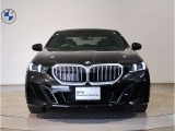 【BMWの伝統】BMWの特徴的な&ldquo;キドニーグリル&rdquo;は、80年以上続く伝統の形でございます。変わらないこだわりのデザインが、プレミアムブランド&ldquo;BMW&rdquo;を創り出します。