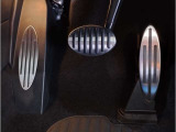 【アルミフットペダル】アクセルとブレーキペダル・フットレストをアルミにすることで車内のスポーティさと高級感を演出いたします☆