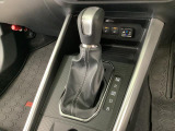 【シーケンシャルシフト】シフトノブをアップ/ダウンさせ、マニュアル間隔のシフトチェンジで運転する楽しさが味わえます♪