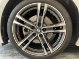 BMWならではの卓越した走りを支えるホイールと足回りです!日本車の走りに慣れている方にもぜひ体感して頂きたいほど、高いレベルでまとまっています!
