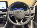 ステアリングスイッチ搭載!手を離さずに手元のスイッチでさまざまな操作が可能。運転中、視線をそらさなくても操作ができて安全です!