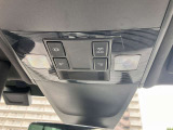 LEDルームランプはフロント/リヤ天井部に独立して設置。夜の車内を明るく照らします。