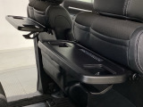 運転席・助手席の背もたれには、2列目シート用にカップホルダー付きの「格納式のシートバックテーブル」を装備しています。休憩時のちょっとした時間などカップを置いたり、小物置きに使えて便利です。