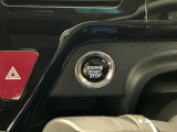 【ENGINE START/STOP】スマートキーをポケットやバッグに入れたままで、キーを差し込むことなくボタンを押すだけでエンジンが始動します。