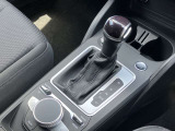軽く操作するだけで、Audiの精密なメカニズムとドライバーの意思がシンクロし、洗練された走りの始まりを予感させるエレガントなインターフェースです。