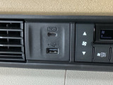 【USBポート】USBポートも装備されています!スマートフォンのオーディオに連携も可能です。今や欠かせない装備の一つです!そして、充電用は急速充電に対応しているtype-Cとなっています♪