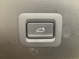 荷物などで両手が塞がっている状態でも、足の動きを感知してスムーズにリアゲートの開閉ができる、ハンズフリー機能付きパワーリフトゲートを装備しています。