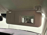 ちょっとした身だしなみチェックができるバニティミラー付き運転席・助手席サンバイザー,運転席側にはチケットホルダーも付いてます
