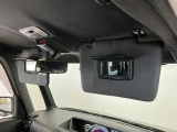 【サンバイザー】車内で身だしなみを整えるためのバニティミラーがセット。お化粧直しや髪型のチェックに活用できます。