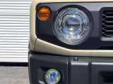 【LEDヘッドライト】悪天候や夜間走行時も良好な視界を確保し安心して運転できる高輝度LEDヘッドライトを装備!点灯速度が早く、消費電力も抑えられています。