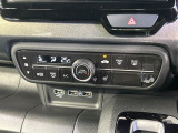 【オートエアコン】一度お好みの温度に設定すれば、車内の温度を検知し風量や温度を自動で調整。暑い&hellip;寒い&hellip;と何度もスイッチ操作をする必要はありません。快適な車内空間には必須の機能ですね♪