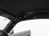 運転席に座ったまま、オープンの準備ができます。軽自動車だからこそのお手軽さ。