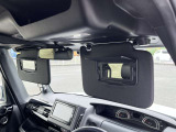 運転席、助手席のサンバイザーにはミラー付きです。