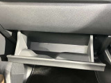【グローブボックス】容器がせり出してくるバケットタイプ!一目で中身を把握でき、取り出しやすさにも優れます!