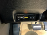 【ETC車載器】高速道路の料金所を、止まらずスムーズに通過。小銭を用意する手間も、窓を開けるわずらわしさもありません。遠出をグッと身近にしてくれる快適ドライブの必須アイテムです。